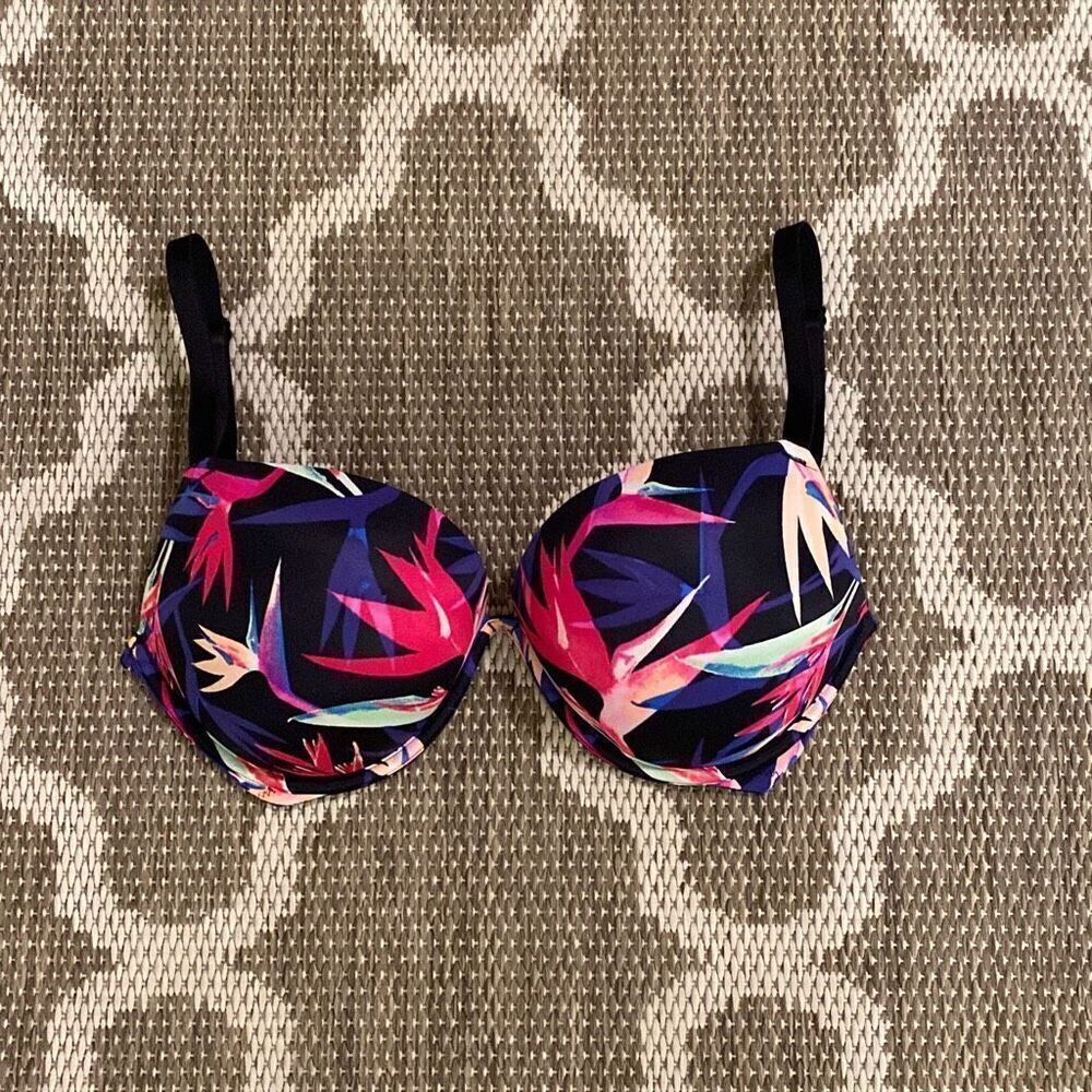 Victoria’s Secret push-up bra size 32DDD ￼